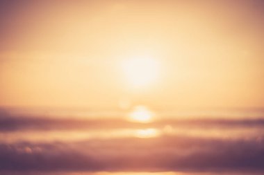 Yumuşak kum deniz kopyalama alanı ve günbatımı gökyüzü ve bulut soyut arka plan ile tropikal plaj bulanıklık.