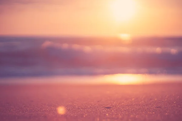 Kopieer de ruimte van zachte zand zee en vervaag tropisch strand met Sunset Sky en Cloud abstract background. — Stockfoto