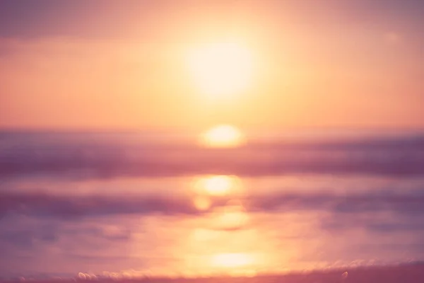 夕日の空と雲の抽象的な背景と柔らかい砂海とぼかし熱帯のビーチのコピースペース. — ストック写真