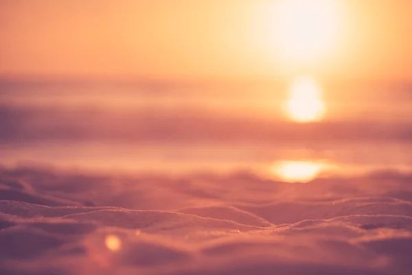 Kopieer de ruimte van zachte zand zee en vervaag tropisch strand met Sunset Sky en Cloud abstract background. — Stockfoto