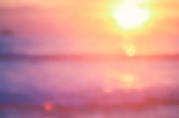 Copia lo spazio del mare di sabbia morbida e sfocatura spiaggia tropicale con cielo al tramonto e nube sfondo astratto . — Foto Stock