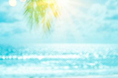 Güzel doğa yeşil palmiye yaprağı bokeh güneş ışık dalga arka plan ile tropik sahilde bulanıklık.