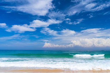 Mavi gökyüzü ve beyaz bulutlar Soyut doku arka plan ile güzel tropikal plaj. Yaz tatil ve tatil iş seyahat konsepti kopya alanı.