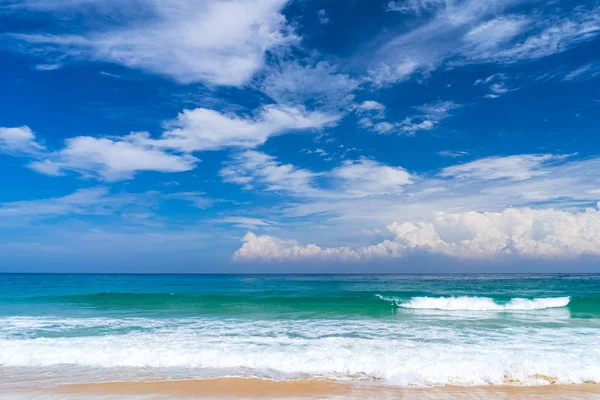 Prachtig tropisch strand met blauwe hemel en witte wolken abstracte textuur achtergrond. Kopieer ruimte van zomer vakantie en vakantie Business Travel concept. — Stockfoto