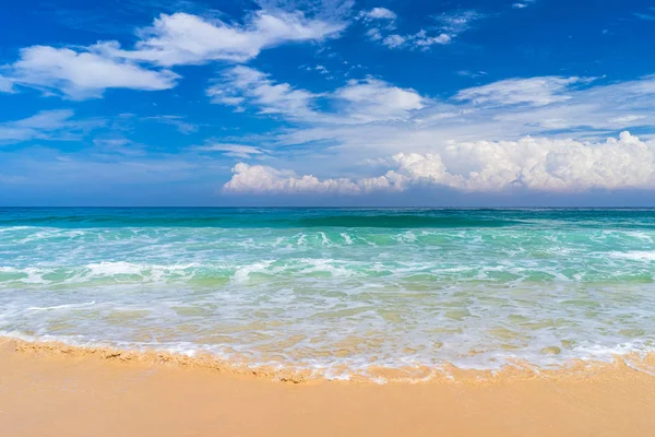 Hermosa playa tropical con cielo azul y nubes blancas fondo de textura abstracta. Copiar el espacio de vacaciones de verano y vacaciones concepto de viaje de negocios . —  Fotos de Stock
