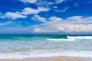 Mavi gökyüzü ve beyaz bulutlar Soyut doku arka plan ile güzel tropikal plaj. Yaz tatil ve tatil iş seyahat konsepti kopya alanı.