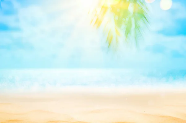 Blur όμορφη φύση πράσινο palm leaf σε τροπική παραλία με bokeh ήλιο κύμα φωτός αφηρημένα φόντο. — Φωτογραφία Αρχείου