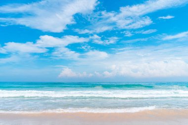 Mavi gökyüzü ve beyaz bulutlar Soyut doku arka plan ile güzel tropikal plaj. Yaz tatil ve tatil iş seyahat konsepti kopya alanı.