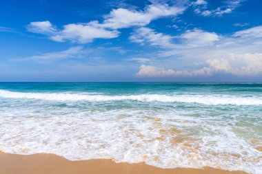 Mavi gökyüzü ve beyaz bulutlar Soyut doku arka plan ile güzel tropikal plaj. Yaz tatil ve tatil iş seyahat konsepti kopya alanı.