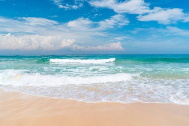 Mavi gökyüzü ve beyaz bulutlar Soyut doku arka plan ile güzel tropikal plaj. Yaz tatil ve tatil iş seyahat konsepti kopya alanı.