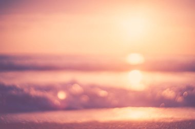 Yumuşak kum deniz kopyalama alanı ve günbatımı gökyüzü ve bulut soyut arka plan ile tropikal plaj bulanıklık.