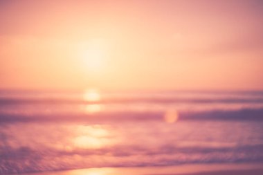 Yumuşak kum deniz kopyalama alanı ve günbatımı gökyüzü ve bulut soyut arka plan ile tropikal plaj bulanıklık.