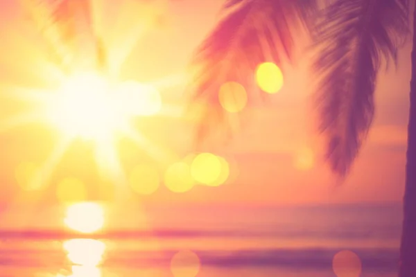 Verschwimmen schöne Natur grüne Palmenblatt am tropischen Strand mit Bokeh Sonne Licht Welle abstrakten Hintergrund. — Stockfoto