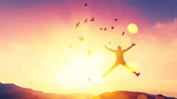 Homem feliz pulando no topo da montanha e pôr do sol estrela do céu com pássaros voar fundo abstrato . — Fotografia de Stock