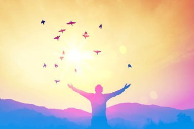 Kopya alanı adamın elini kaldırsın kadar dağ ve günbatımı gökyüzü arka plan üzerine.