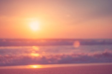 Yumuşak kum deniz kopyalama alanı ve günbatımı gökyüzü ve bulut soyut arka plan ile tropikal plaj bulanıklık.