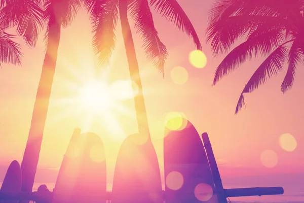 Deska surfingowa i palm tree na tle plaży. — Zdjęcie stockowe