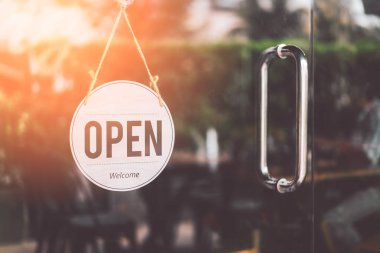 Arka plan açık işareti renkli bokeh ışık kafe önünde asılı soyut.