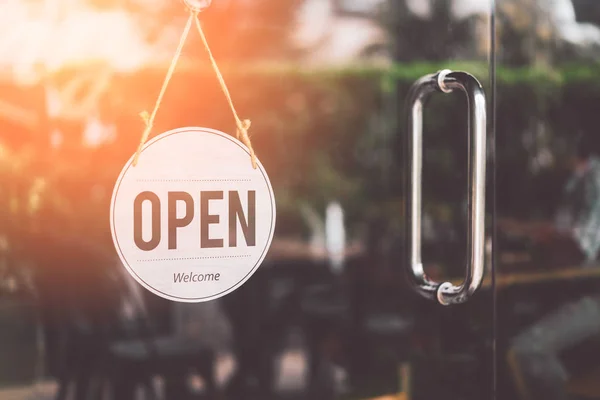 Offenes Schild hängt vor Café mit buntem Bokeh-Licht abstrakten Hintergrund. — Stockfoto