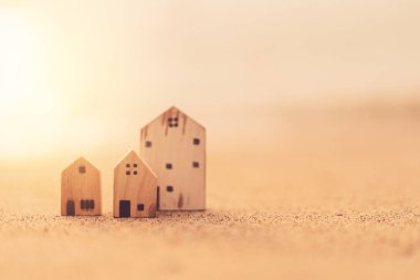 Gün batımı plaj kum doku arka plan küçük ev modeli.