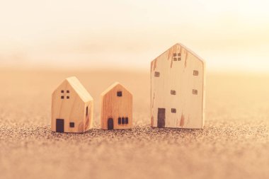 Gün batımı plaj kum doku arka plan küçük ev modeli.