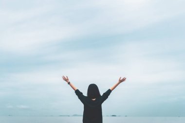 Tropik plaj ve ada arka planda mavi gökyüzüne kadın yükselişi alanı kopyalayın.