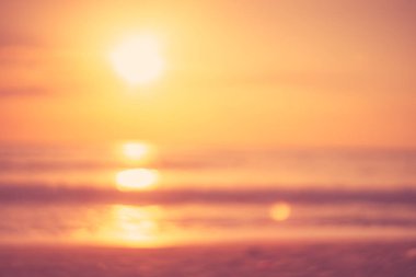 Yumuşak kum deniz kopyalama alanı ve günbatımı gökyüzü ve bulut soyut arka plan ile tropikal plaj bulanıklık.