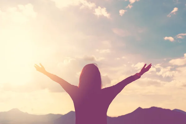 Kopie Raum der Frau steigen Hand oben auf Berg und Sonnenuntergang Himmel abstrakten Hintergrund. — Stockfoto