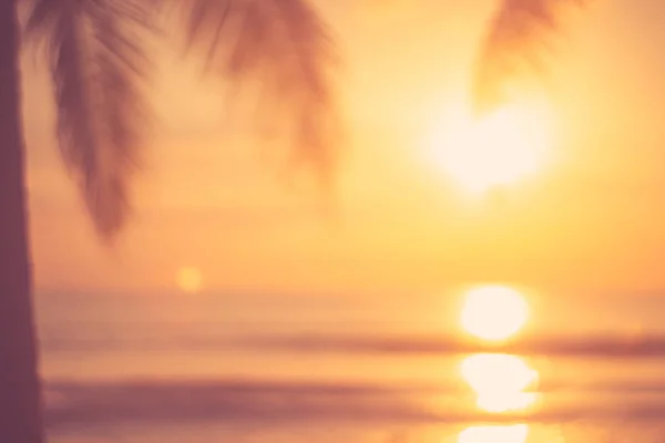 Verschwimmen schöne Natur grüne Palmenblatt am tropischen Strand mit Bokeh Sonne Licht Welle abstrakten Hintergrund. — Stockfoto