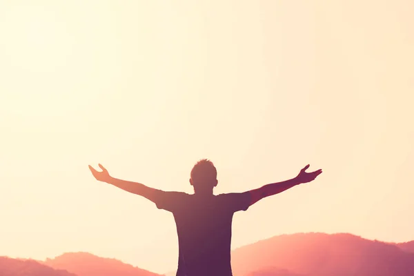 Copiar el espacio del hombre levantarse mano en la cima de la montaña y la puesta del sol cielo fondo abstracto . — Foto de Stock