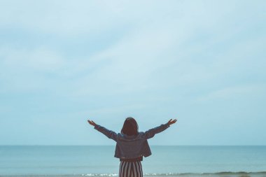 Tropik plaj ve ada arka planda mavi gökyüzüne kadın yükselişi alanı kopyalayın.