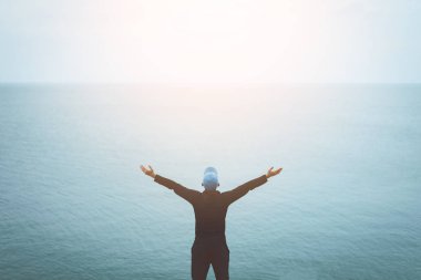 Kopya alanı adamın altında el kadar blue sky adlı beach and Island arka plan üzerinde yükseltmek.