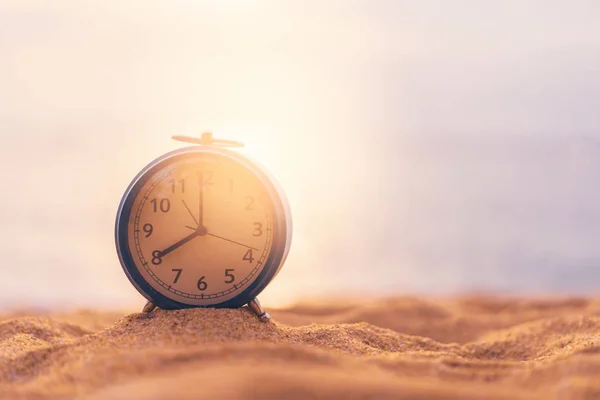 부드러운 파도 배경 모래 해변에 시계. — 스톡 사진