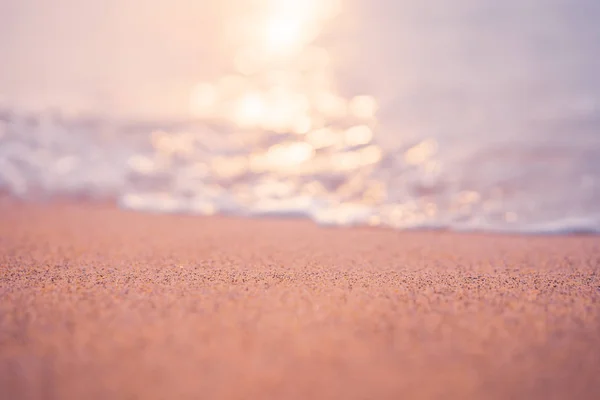 Kopieer de ruimte van zachte zand zee en vervaag tropisch strand met Sunset Sky en Cloud abstract background. — Stockfoto