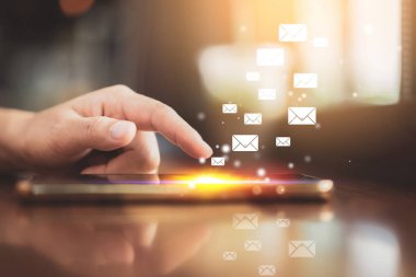 Kadın el e-posta simgesi soyut uçan ile kahve dükkanında eski ahşap masa doku arka plan akıllı telefon kullanarak. Teknoloji iş ve serbest kavramı.