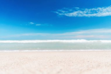 Tropikal plaj ile bokeh güneş ışık dalga arka plan bulanıklık.