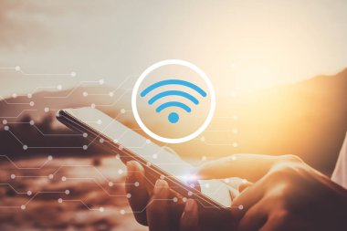 Wifi simgesi ve çizgi nokta soyut arka plan ile dağın tepesinde akıllı telefon kullanarak kadın el. Kopya uzay teknolojisi iş ve seyahat doğa tatil konsepti.