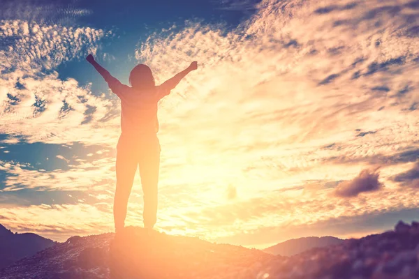 Kopie Raum der Frau steigen Hand oben auf Berg und Sonnenuntergang Himmel abstrakten Hintergrund. — Stockfoto