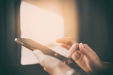 Kahve dükkanında akıllı telefon kullanan bir kadın. Teknoloji sektörü konsepti.