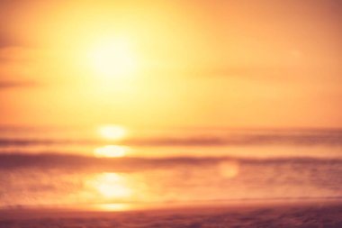 Yumuşak kum deniz kopyalama alanı ve günbatımı gökyüzü ve bulut soyut arka plan ile tropikal plaj bulanıklık.