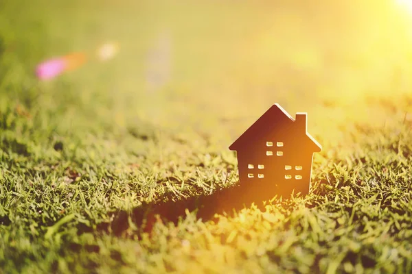 Másolja a hely, a hazai és élet fogalma. Kis modell otthon, a zöld fű, napfény absztrakt háttér. — Stock Fotó