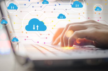 Bulut simgesi ve soyut arkaplan çizgisi olan klavye bilgisayarı kullanan kadın eli. Teknoloji sektörü ve serbest çalışma kavramı. 