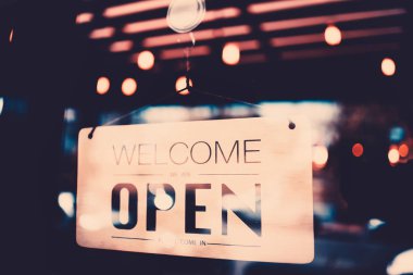 Arka plan açık işareti renkli bokeh ışık kafe önünde asılı soyut.