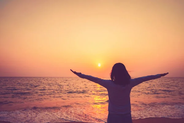 Copiar el espacio de la mujer levantarse mano en el cielo puesta del sol en la playa y el fondo de la isla . — Foto de Stock