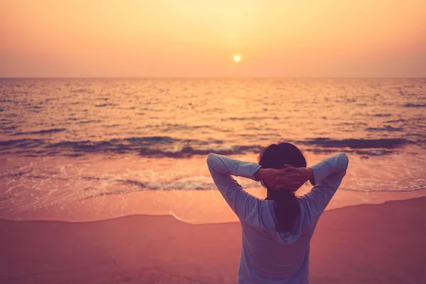 Espaço de cópia da mulher levantar a mão no céu pôr do sol na praia e ilha fundo . — Fotografia de Stock