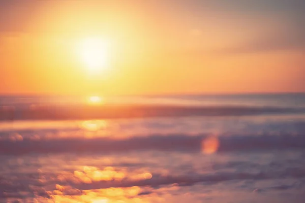 Copier l'espace de sable doux mer et flou plage tropicale avec coucher de soleil ciel et nuage fond abstrait . — Photo