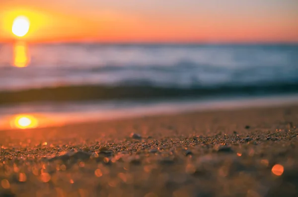 Kopieer de ruimte van zachte zand zee en vervaag tropisch strand met Sunset Sky en Cloud abstract background. — Stockfoto