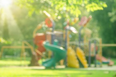 Renkli oyun alanında doğa yeşil park arka plan bulanıklık.