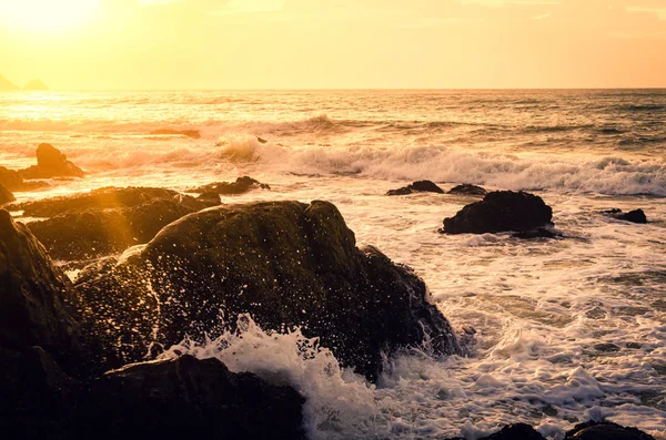 Golfen splash op rots in zonsondergang strand achtergrond. Kopieer ruimte van outdoor zomervakantie en business travel adventure concept. — Stockfoto