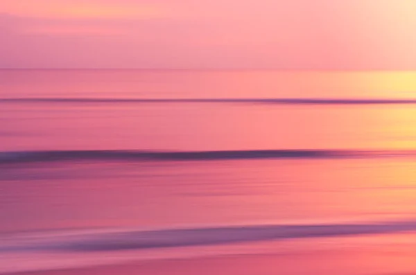 Copier l'espace de sable doux mer et flou plage tropicale avec coucher de soleil ciel et nuage fond abstrait . — Photo